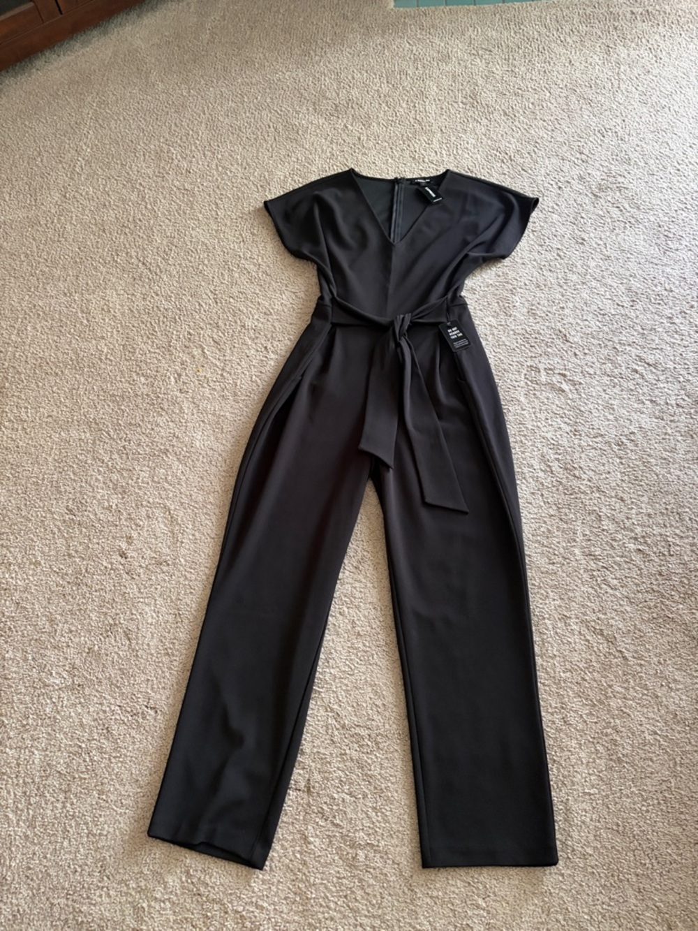 Express Black Women's V-Neck Belted Jumpsuit size M NWT - Picture 4 of 6